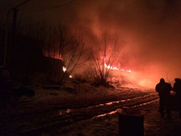В Самаре 57 человек тушили масштабный пожар в ангаре на улице Борской