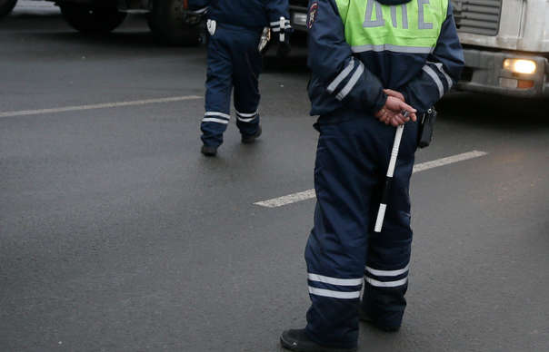 Два человека погибли в итоге столкновения легковушки и автопоезда в Подмосковье