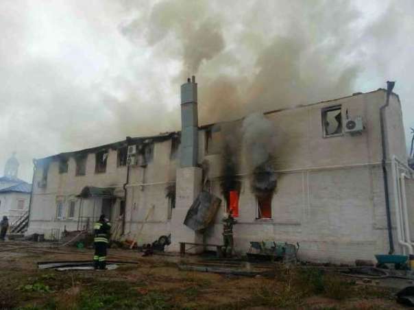В процессе тушения пожара в Свято-Вознесенском монастыре эвакуировали 14 человек