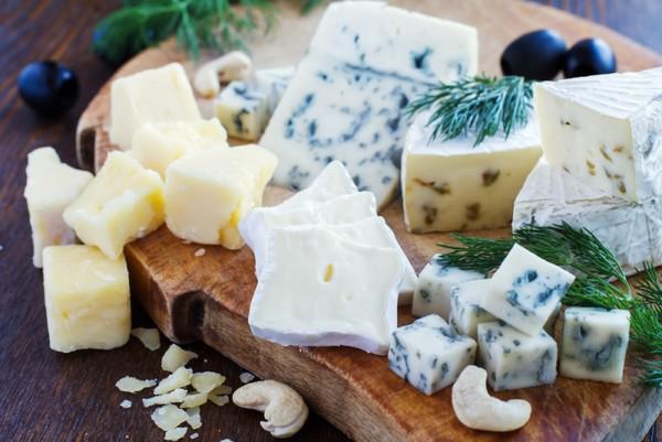 Ученые узнали, как сыр с плесенью продлевает жизнь