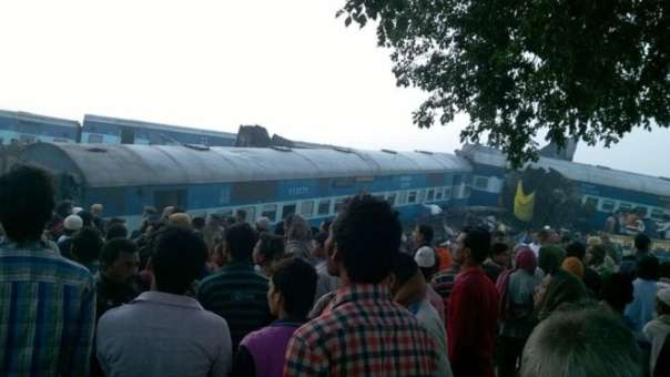 Появились шокирующие кадры с места катастрофы поезда в Индии