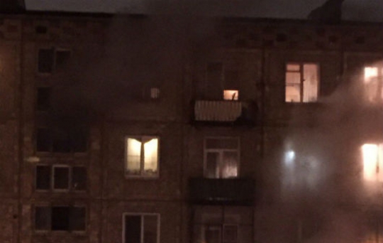 На пожар в пятиэтажке Петербурга отправили 15 «скорых»