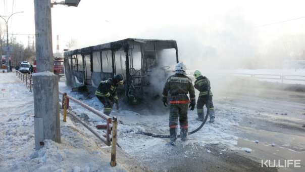 Автобус сгорел на перекрестке в Каменске-Уральском