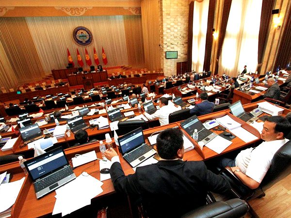 В Киргизии парламент одобрил новый состав руководства
