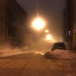 В центре Петербурга фургон провалился под асфальт из-за лопнувшей трубы