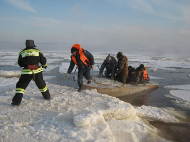 Чувашские cотрудники экстренных служб сняли рыбаков с отколовшейся на реке льдины, пострадавших нет