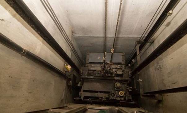 В жилом доме Казани рухнул лифт с пассажиркой
