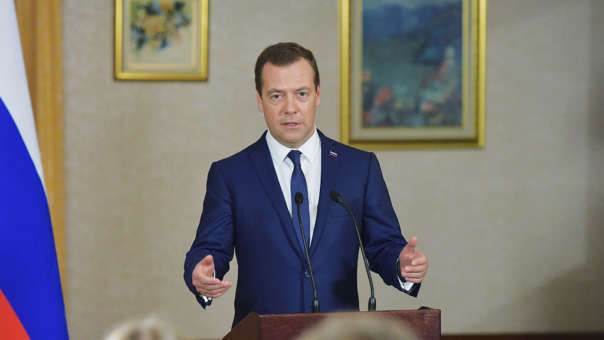 Медведев пообещал проиндексировать в конце зимы соцвыплаты по уровню инфляции