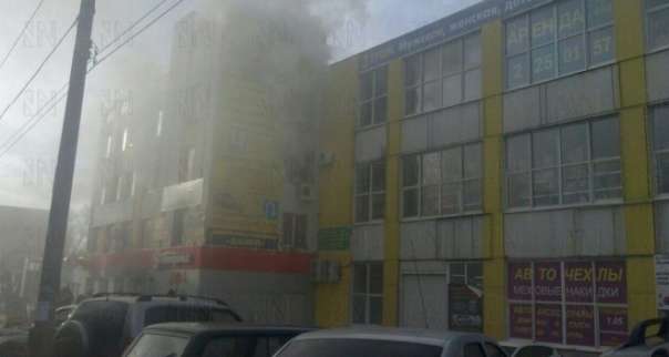 В Самаре на Дзержинского горел торговый центр