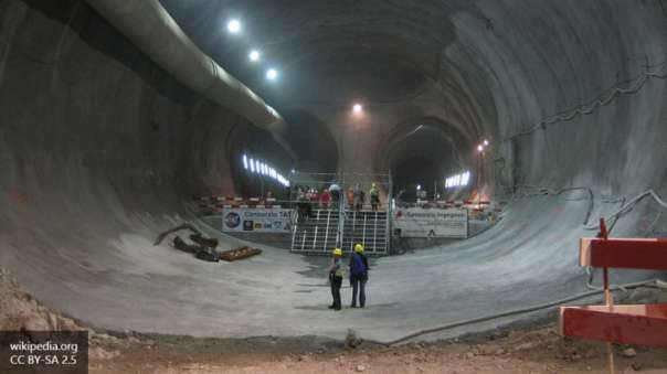 В КНР 4 человека заблокированы в тоннеле из-за схода селя