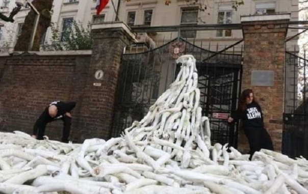 Активисты заблокировали вход в Посольство РФ в столице Англии