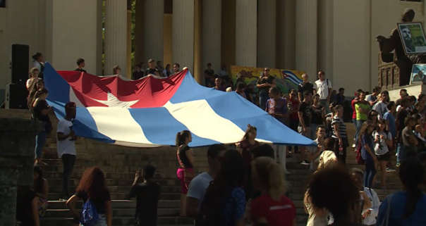 На центральной площади Сантьяго-де-Куба проходит акция памяти Фиделя Кастро