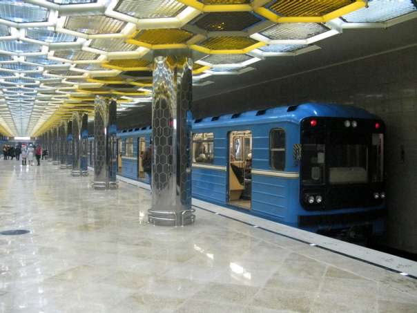 В метро Екатеринбурга девушка упала на рельсы