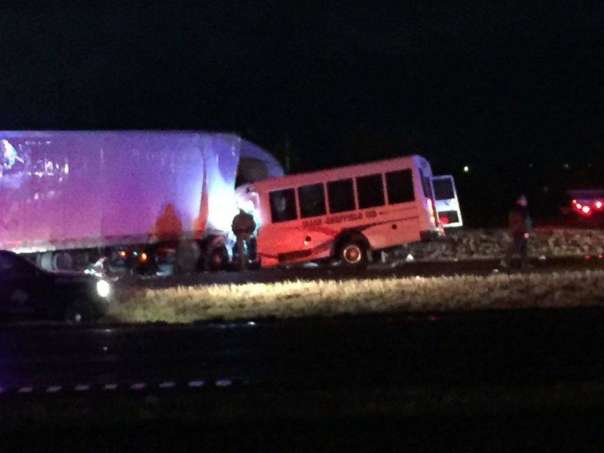 В Техасе грузовой автомобиль врезался в ученический автобус