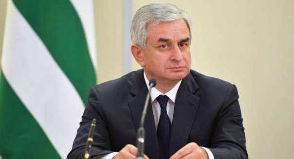 Президент Абхазии в ответ на митинги: Не дадим развалить государство!