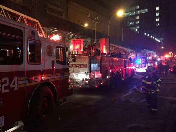 В пожаре в небоскребе в Нью-Йорке пострадали 13 человек