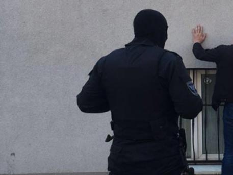 Силовики задержали в московском доме со взрывчаткой пятерых подозреваемых