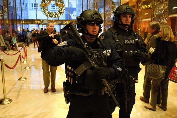 Милиция эвакуировала людей с лобби Trump Tower
