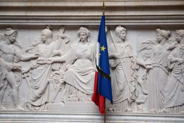 Франция продлила режим ЧС на семь месяцев
