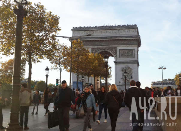 В Париже вооруженный мужчина взял в заложники семь человек