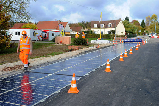 Во Франции запустили первую в мире автомобильную дорогу, построенную из солнечных батарей