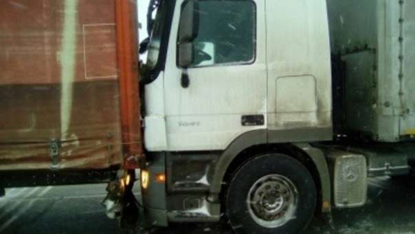 В Астраханской области дальнобойщика расплющило между 2-х фургонов