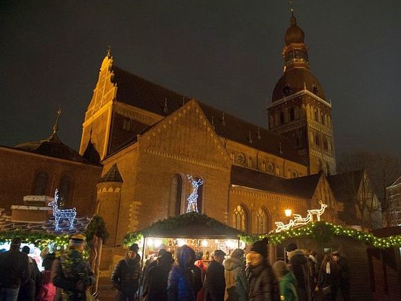 Германец и испанка выбрали для занятия сексом монумент Свободы в Риге