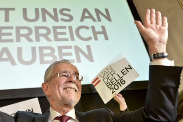 На выборах президента Австрии выигрывает прежний лидер «зеленых» Ван дер Беллен
