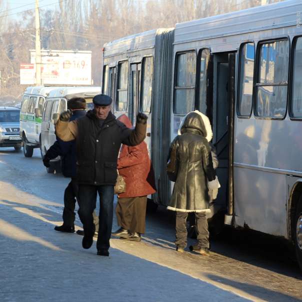 В Омске пенсионерка, зажатая дверьми автобуса, получила перелом бедра