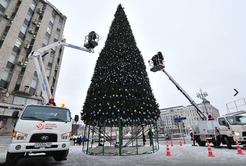 В столице России начались работы по новогоднему оформлению города