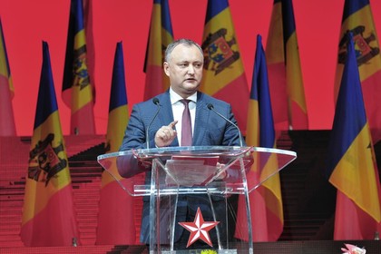 Президент Молдавии снял со здания собственной администрации флаг европейского союза