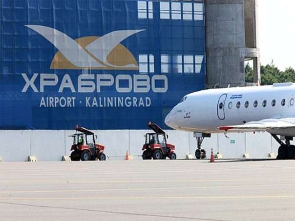Аварийные службы аэропорта Калининграда убрали выкатившийся с полосы самолет