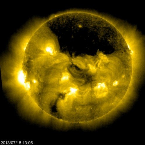 Ученые NASA обнаружили на Солнце огромную корональную дыру