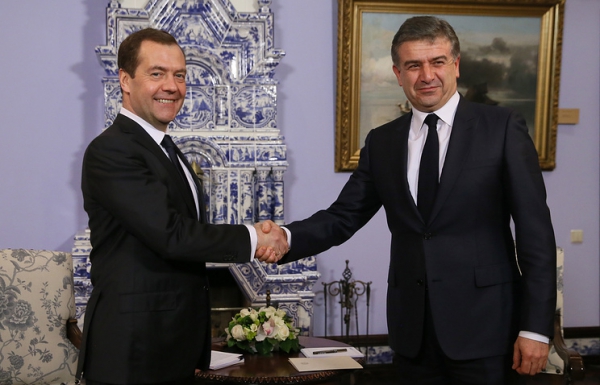 Медведев подписал закон о поездках в Армению по внутреннему паспорту