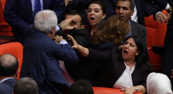 В процессе обсуждения реформы Конституции в парламенте произошла массовая драка — Турция