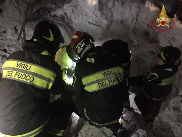 Тела еще 2-х жертв лавины отыскали в развалинах отеля в Италии