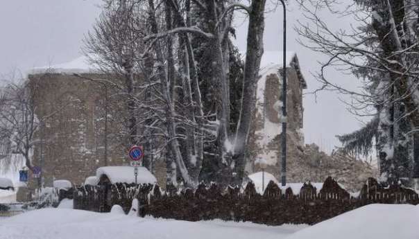 В Италии снежная лавина накрыла строение отеля