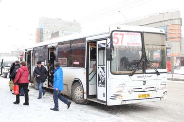 В городе Новосибирске дверьми автобуса зажало коляску с годовалым сыном