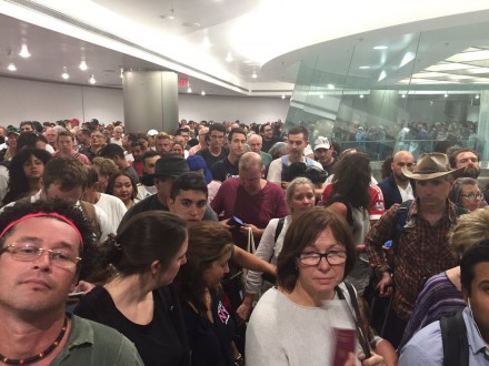 В аэропортах США прослеживается массовое скопление людей