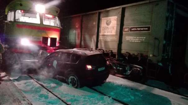 Два поезда столкнулись с брошенным на рельсах авто в Латвии