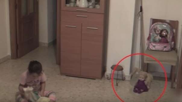 Видео с ожившей куклой и двигающейся мебелью расходится по сети