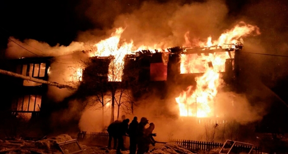 В Прикамье огонь уничтожил дом, есть пострадавшие