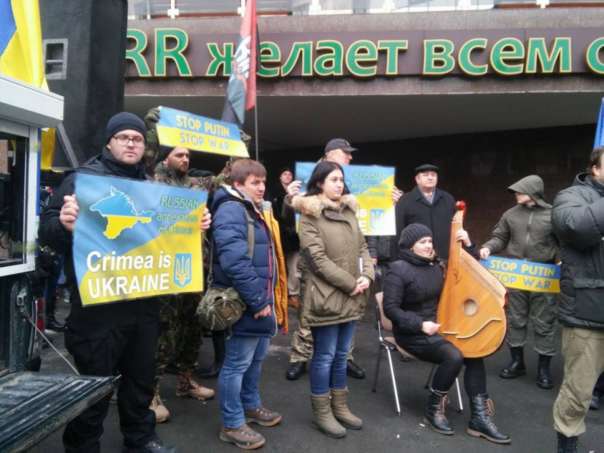 «Стоп Путин!»: одесские активисты протестуют у генконсульства РФ