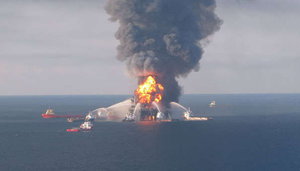 4 человека спасены с горящей платформы в Мексиканском заливе