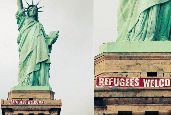 На статуе Свободы появился баннер «Беженцы, добро пожаловать»