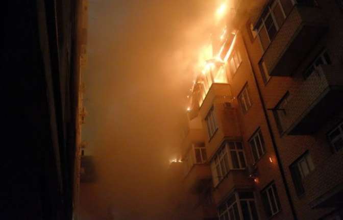Пожар с многоэтажки перекинулся на соседний дом в Краснодаре
