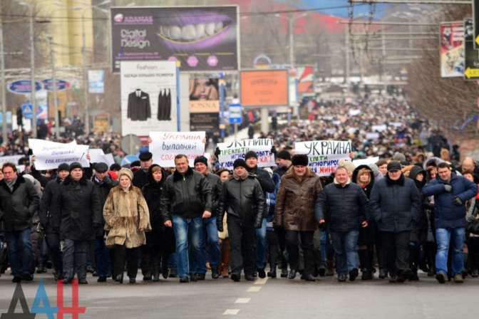 Беспилотник заснял масштабный митинг в Донецке