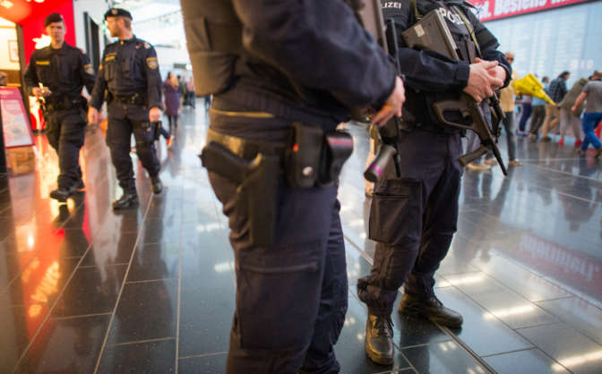 Полиция Австрии отпустила 20 задержанных выходцев из Чечни