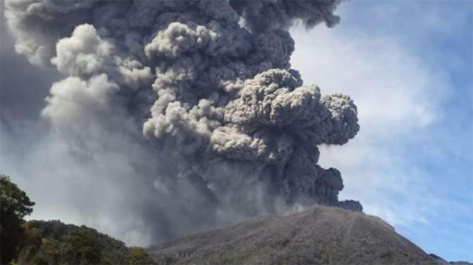 В Гватемале извергающийся вулкан накрыл пеплом близлежащие города