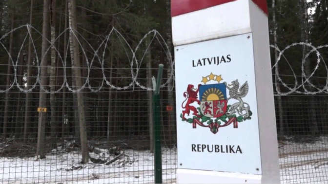 Латвия установила забор в 23 км на границе с Россией
